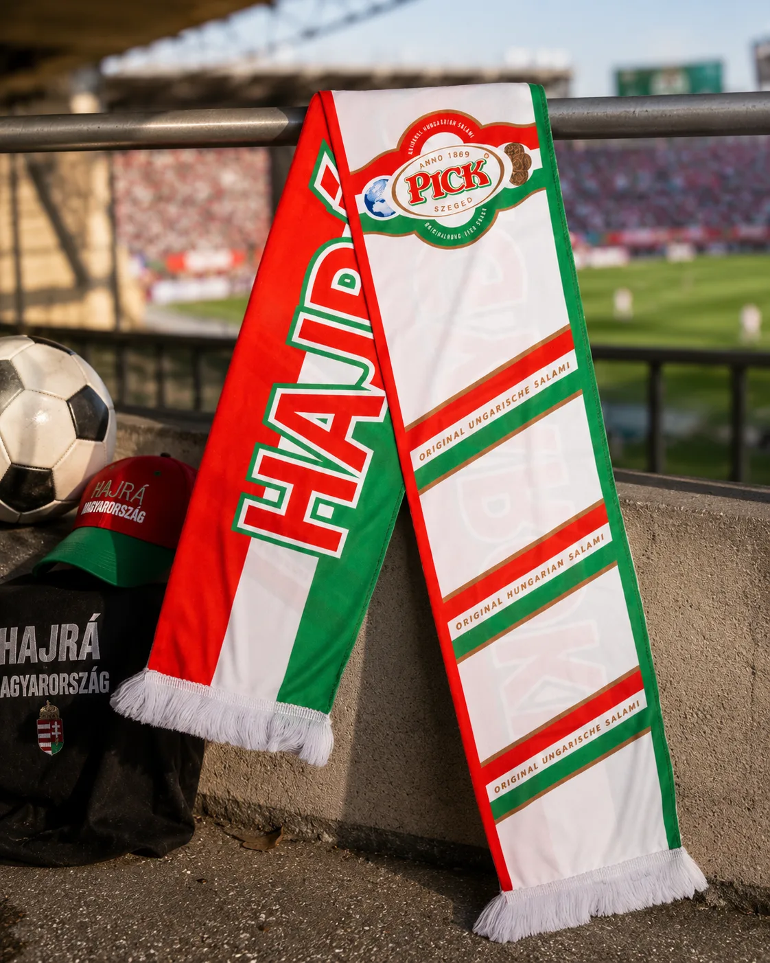 Nemzeti színű szurkolói sál nyomott márkajelzéssel stadionban, szurkolók között